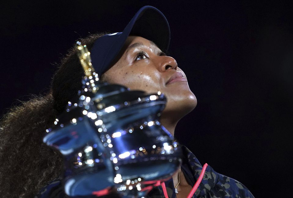 Naomi Osaková s trofejou po triumfe na Australian Open