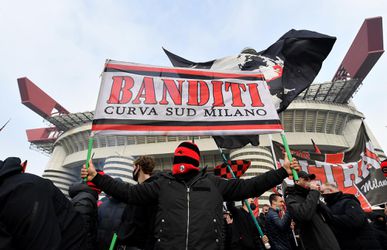 FOTO+Fanúšikovia milánskych klubov ignorovali pred derby pandemické opatrenia