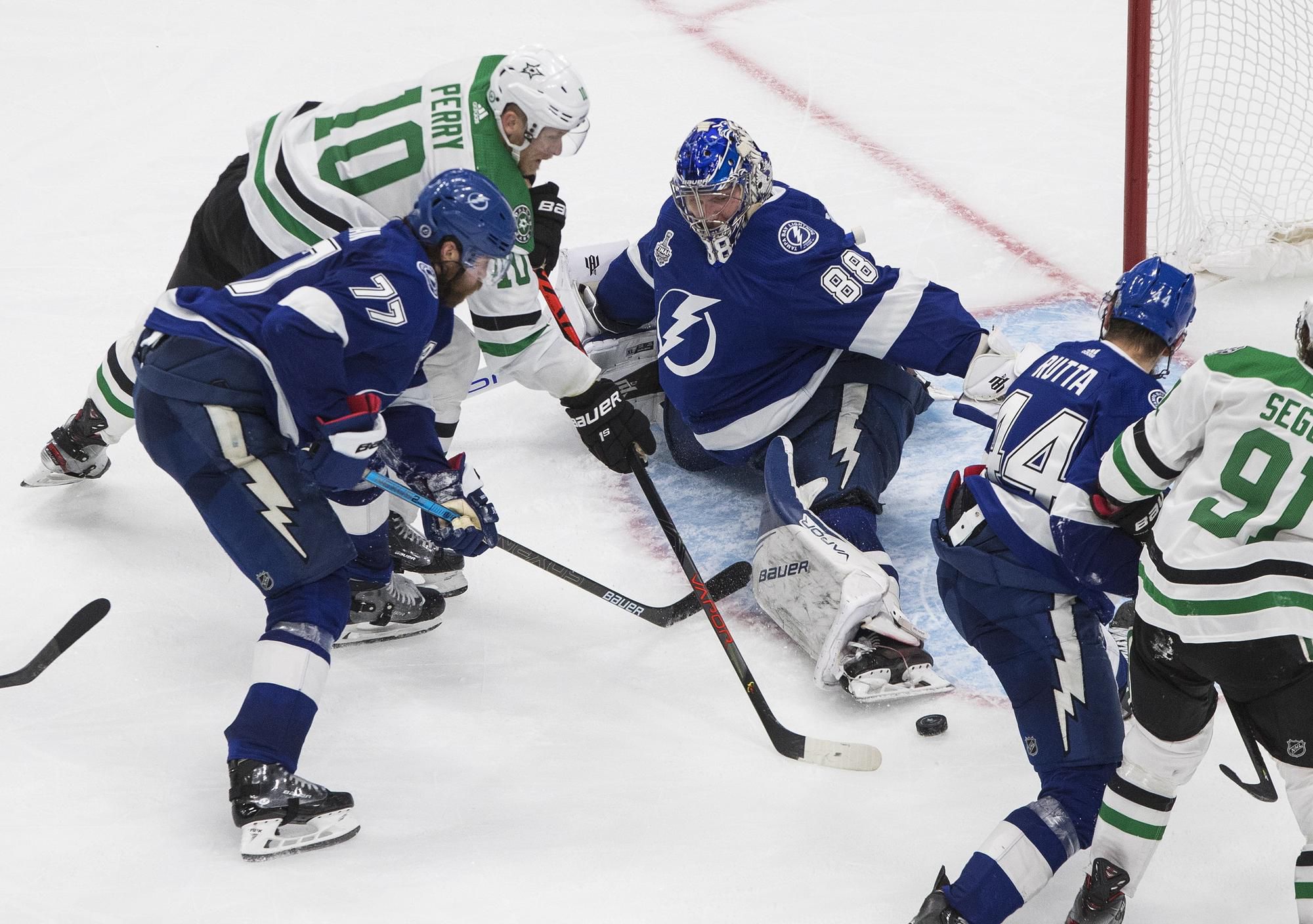 Corey Perry (10) strieľa víťazný gól v druhom predĺžení piateho súboja finále play-off NHL