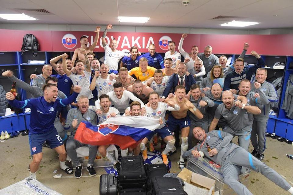 Oslavy slovenských futbalistov v šatni po postupe na EURO 2020