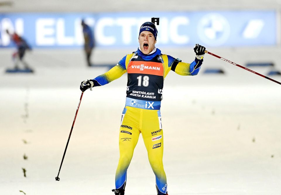 Sebastian Samuelsson sa teší s víťazstva v stíhacích pretekoch SP v biatlone vo fínskom Kontiolahti