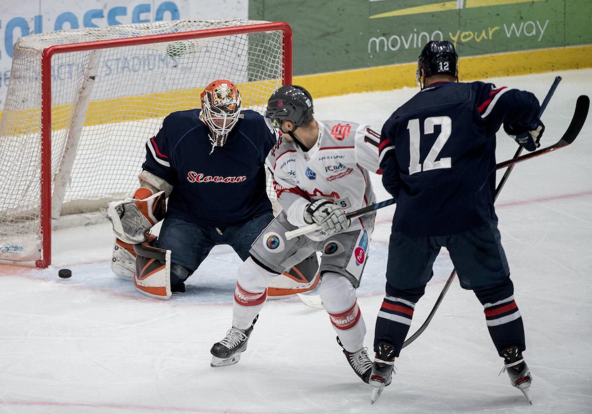 Roman Durný, vpravo Tomáš Zigo (obaja Slovan) a uprostred Jakub Suja (Capitals).