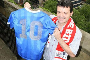 Angličan má dres, v ktorom strelil Maradona ikonický gól Božou rukou. Je na predaj?