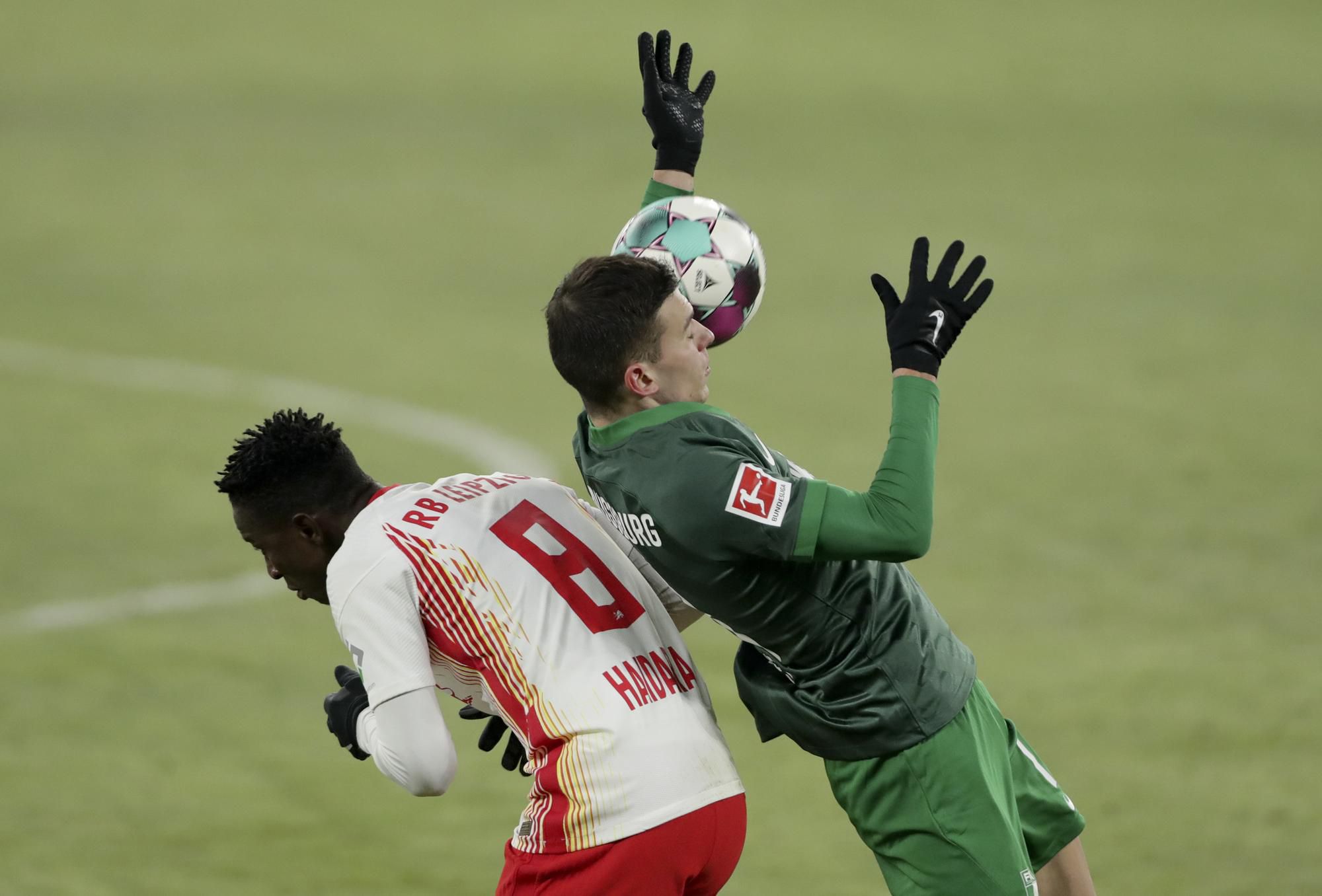 Lászlo Bénes už v drese FC Augsburg v zápase proti RB Lipsko