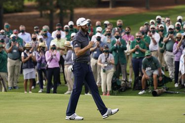Golf: Dustin Johnson ovládol Masters, Tiger Woods mu obliekol zelené sako