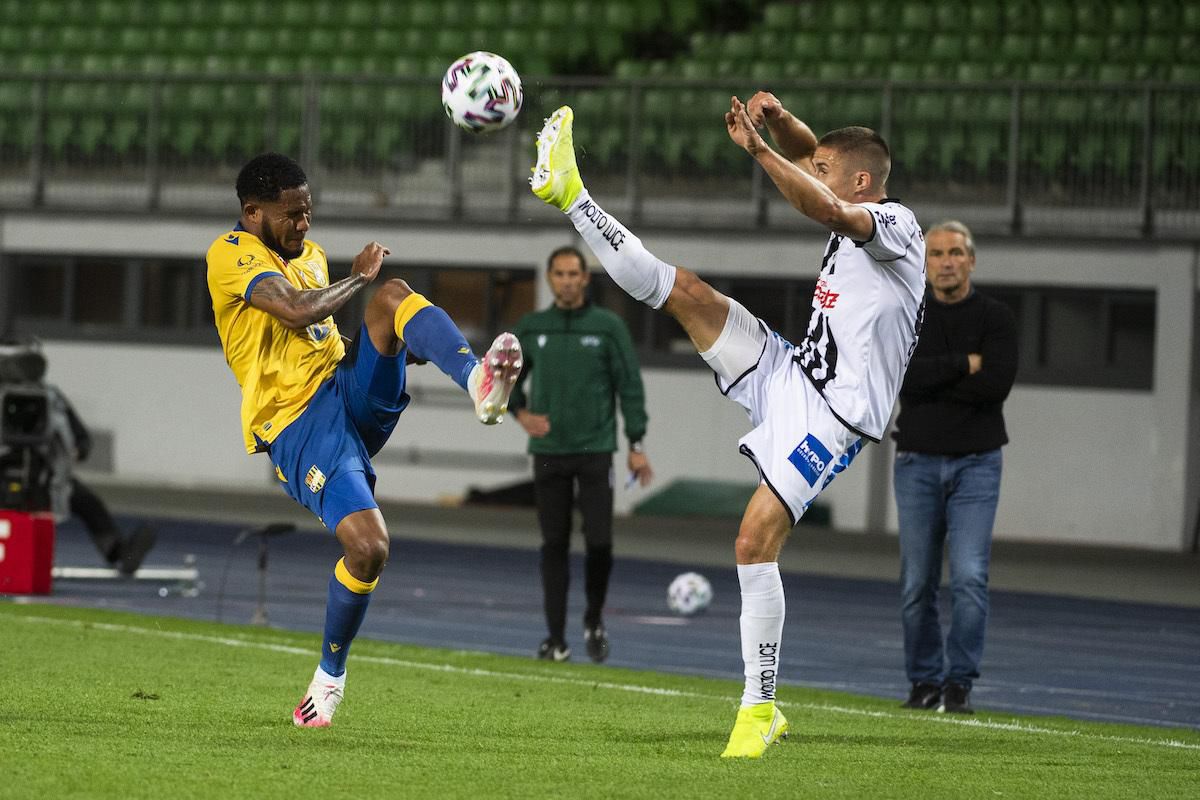 Erick Davis (DAC), Reinhold Ranfti (Lask) a v pozadi vpravo  tréner  DAC Bernd Storck.