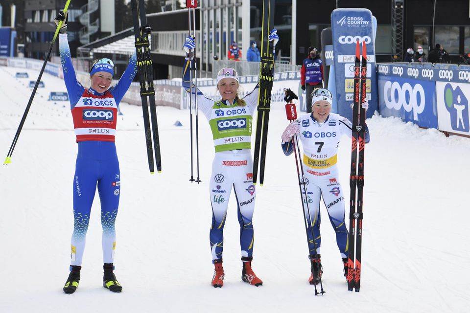 Víťazka Linn Svahnová zo Švédska (v strede), druhá Anamarija Lampičová zo Slovinska (vľavo) a tretia Jonna Sundling zo Švédska
