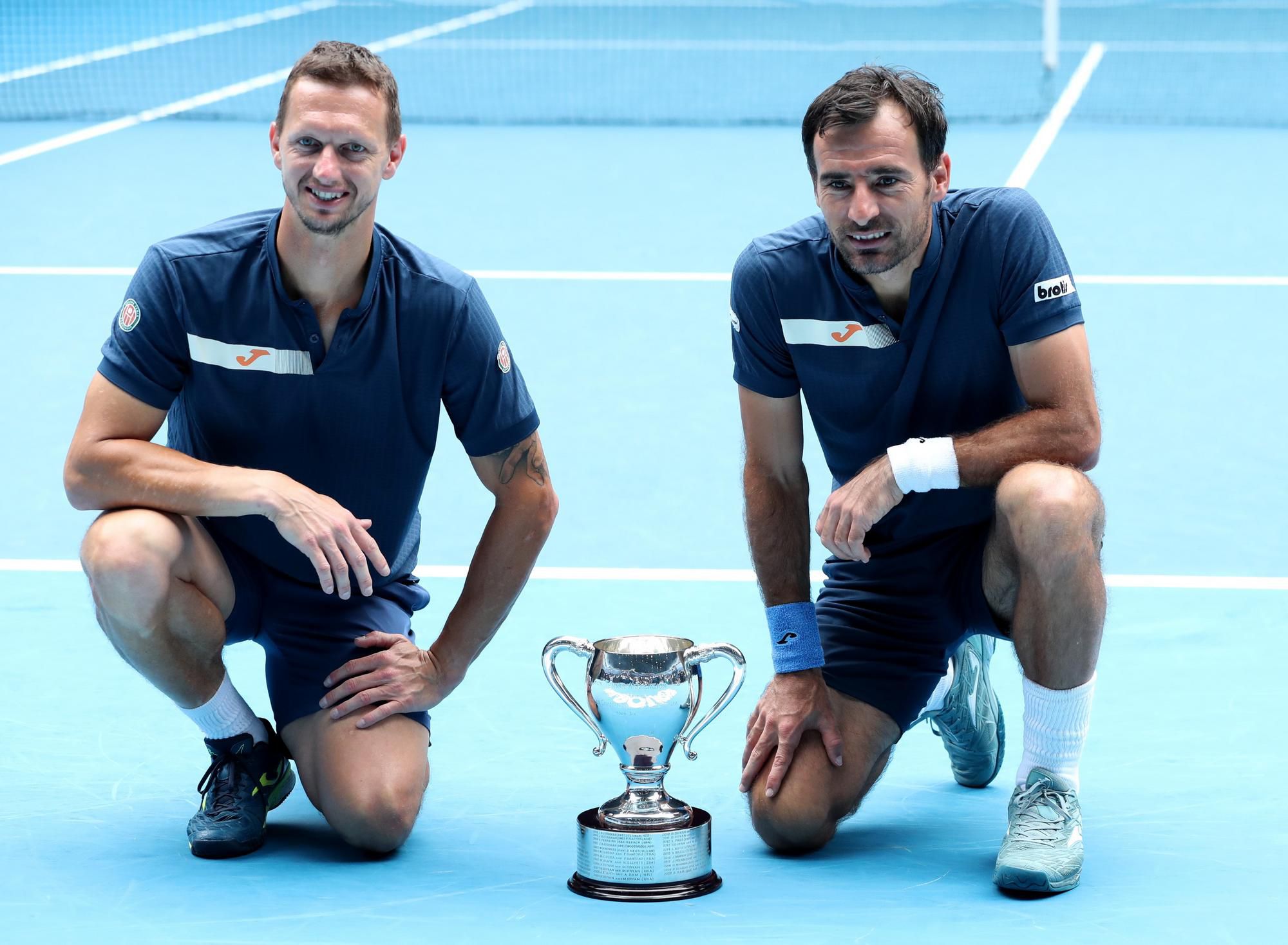 Filip Polášek a Ivan Dodig s trofejou za víťazstvo na Australian Open