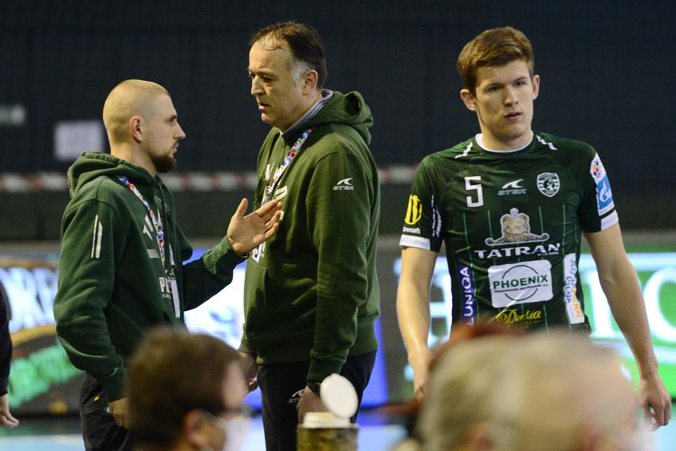 mužstvo Tatrana Prešov, uprostred tréner Slavko Goluža, vľavo generálny manažér Miroslav Benický a vpravo Tomáš Fech
