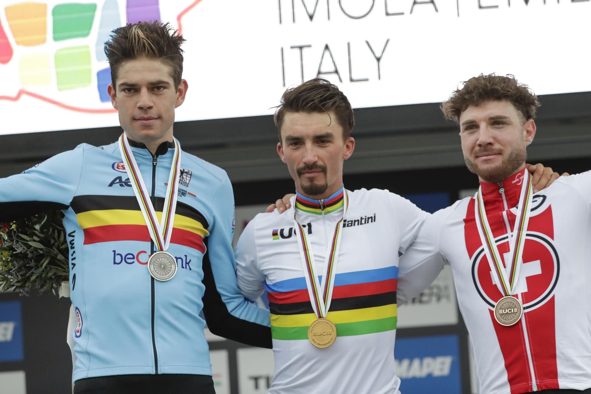Julian Alaphilippe (uprostred) po triumfe na MS v cestnej cyklistike, druhý Wout van Aert (vľavo), tretí skončil Marc Hirschi