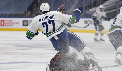 Vancouveru bude dlhšie chýbať zranený obranca Travis Hamonic