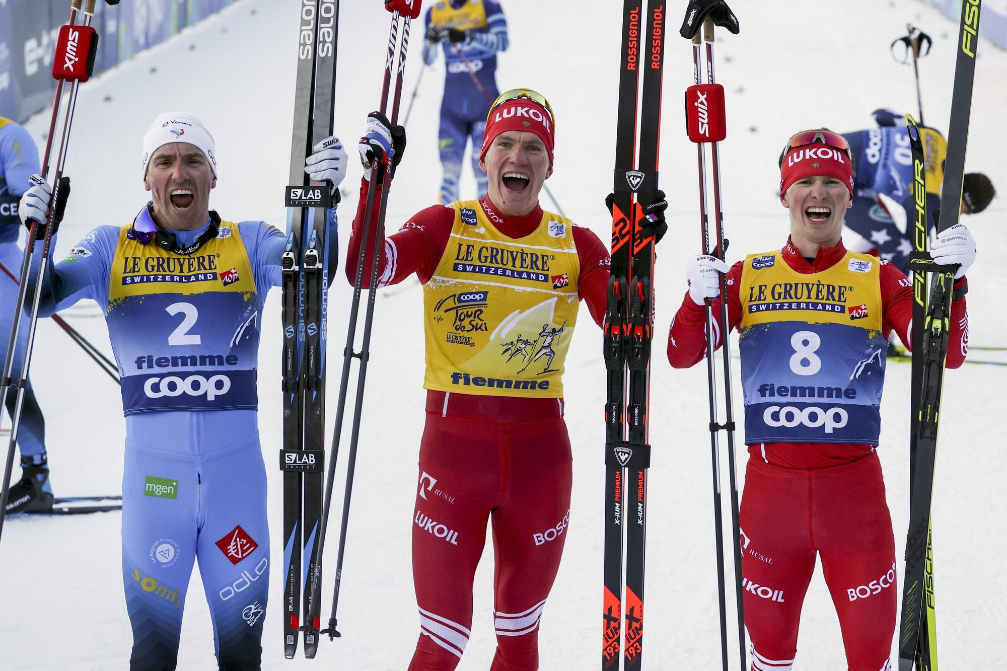 Trojica víťazov Tour de Ski 2021 - v strede víťaž Boľšunov, vľavo druhý Manificat a vpravo tretí Spicov