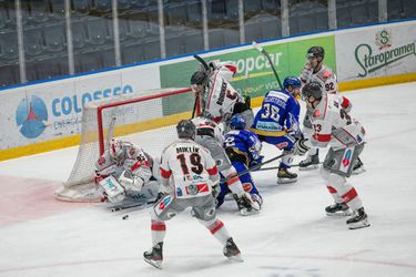 Bratislava Capitals oslavuje víťazstvo, na domácom ľade zdolala posledný tím súťaže