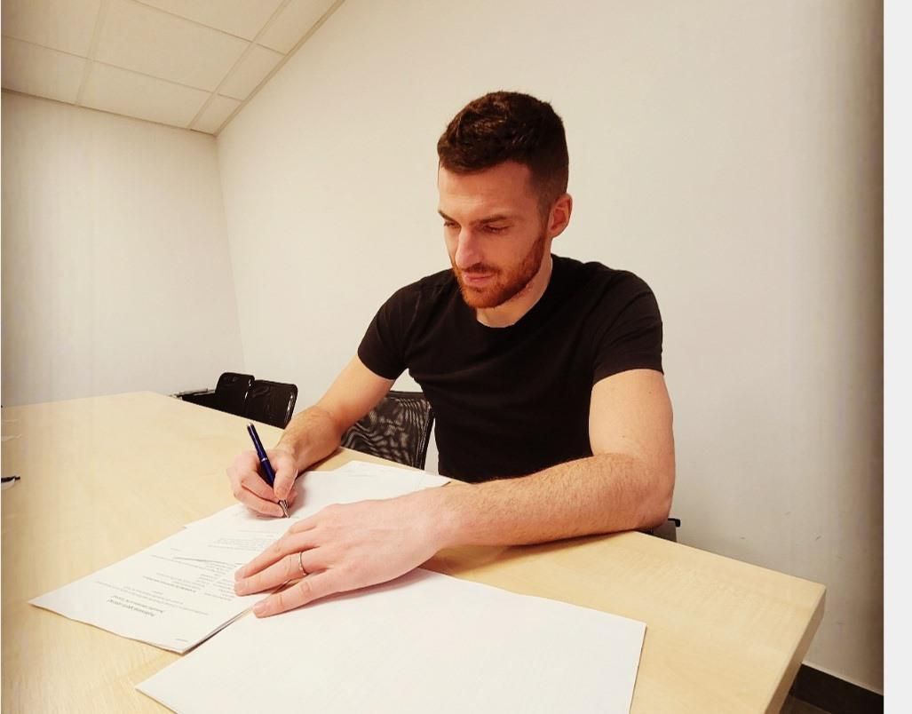 Thomas Heurtaux pri podpise zmluvy s FK Pohronie