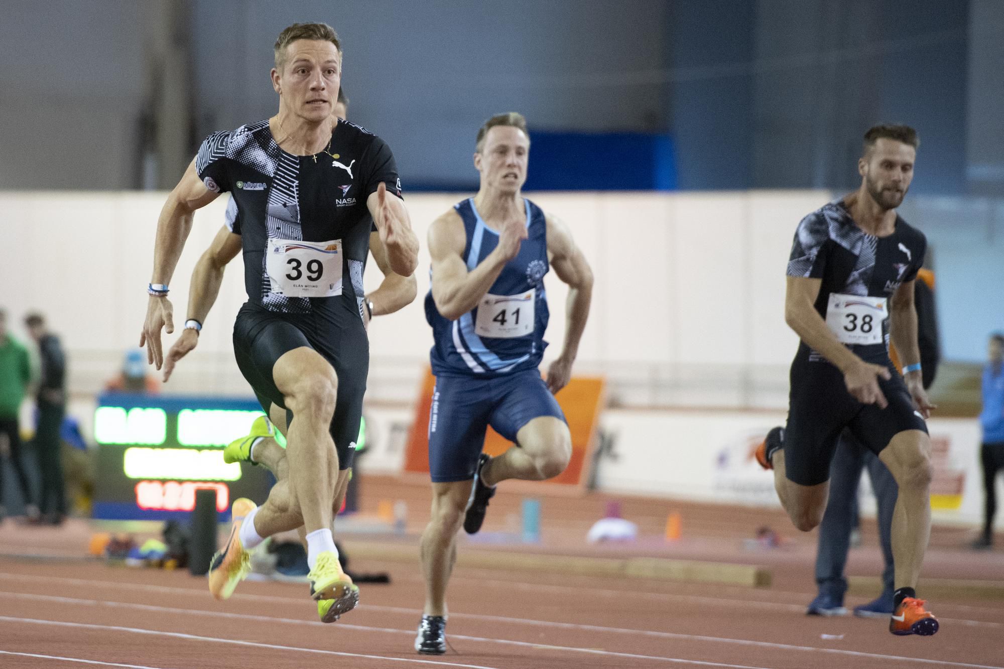 vľavo Ján Volko počas behu na 60 m na 20. ročníku Atletického mítingu Elán