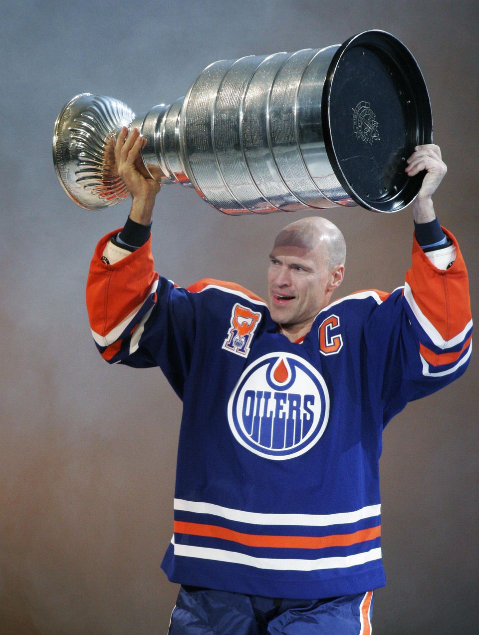 Mark Messier drží Stanleyho pohár