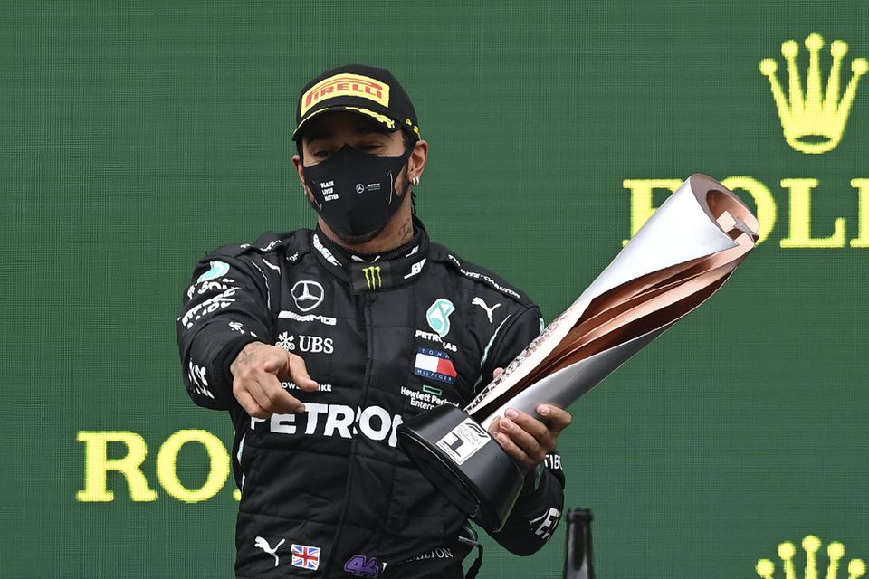 Lewis Hamilton oslavuje svoj siedmy majstrovský titul.