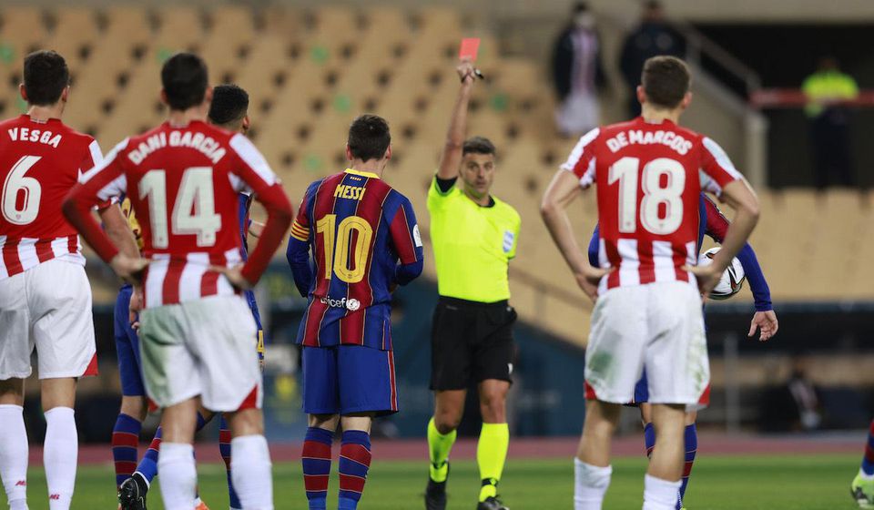 Lionel Messi dostal prvú červenú v drese Barcelony