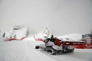 Husté sneženie zmarilo štart MS v lyžovaní. Pozrite sa, ako to včera vyzeralo v dejisku šampionátu