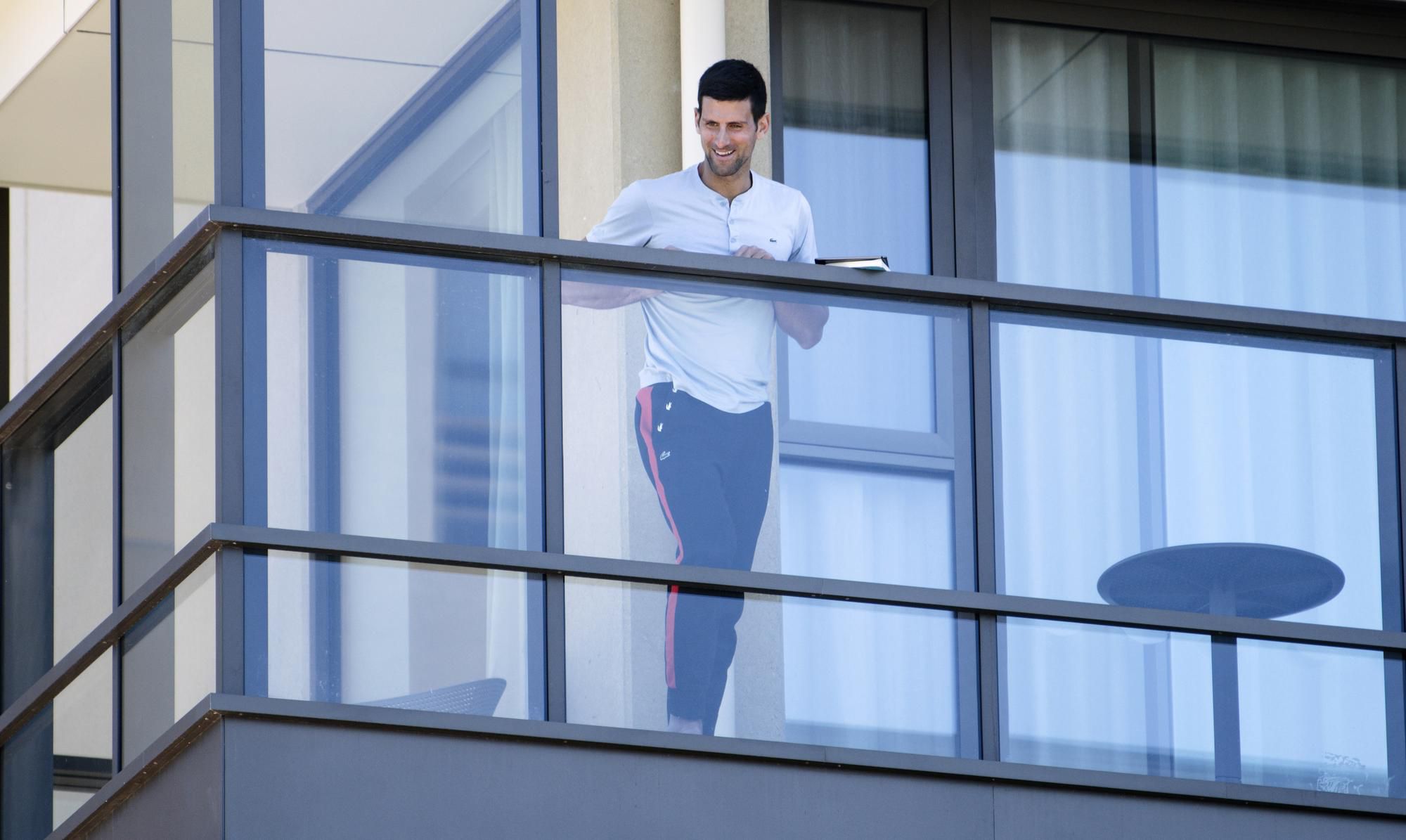 Novak Djokovič počas karantény na balkóne svojho ubytovania v Adelaide.