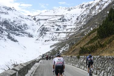 Najdlhšiu etapu Giro d'Italia výrazne skrátili, pelotón sa postavil na odpor