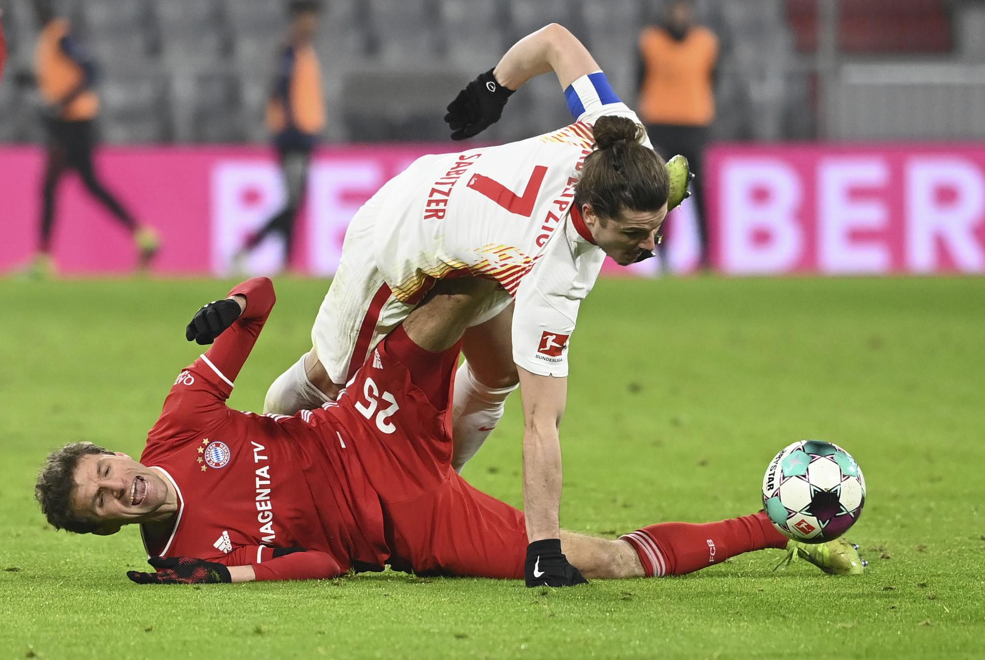 Marcel Sabitzer (RB Lipsko) a Thomas Müller (Bayern) v súboji o loptu