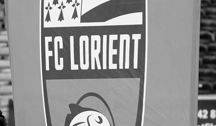 Tragédia na ihrisku FC Lorient. Na dobrovoľníka sa zrútila masívna konštrukcia, zraneniam podľahol