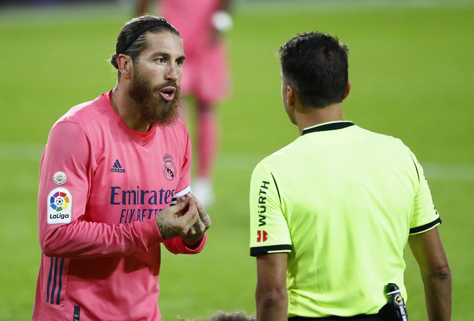 Sergio Ramos z Realu Madrid komunikuje s rozhodcom.