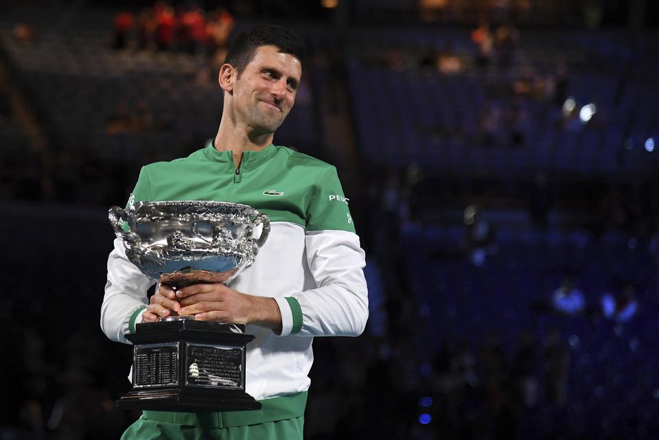 Novak Djokovič s trofejou za víťaztvo na Australian Open