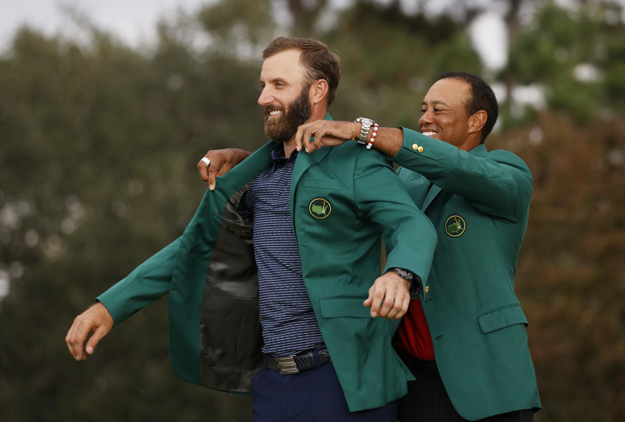 Tiger Woods oblieka Dustina Johnsona do zeleného saka pre víťaza prestižného Masters