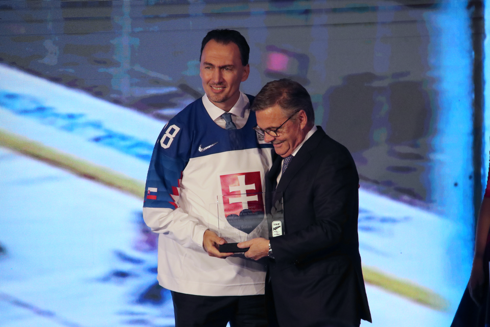 Momentky z uvádzania hokejovych legiend do siene slávy IIHF.