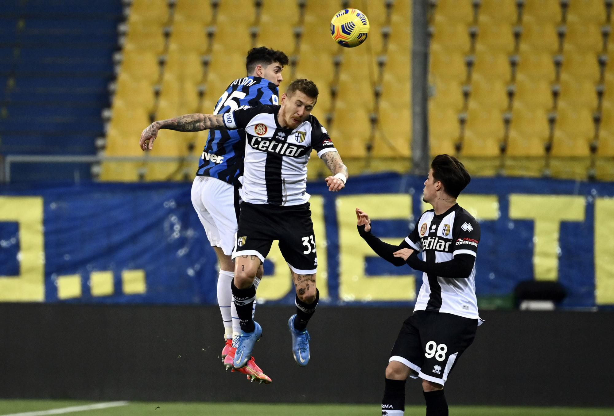 Juraj Kucka (FC Parma) v súboji o loptu s Alessandrom Bastonim z Interu Miláno