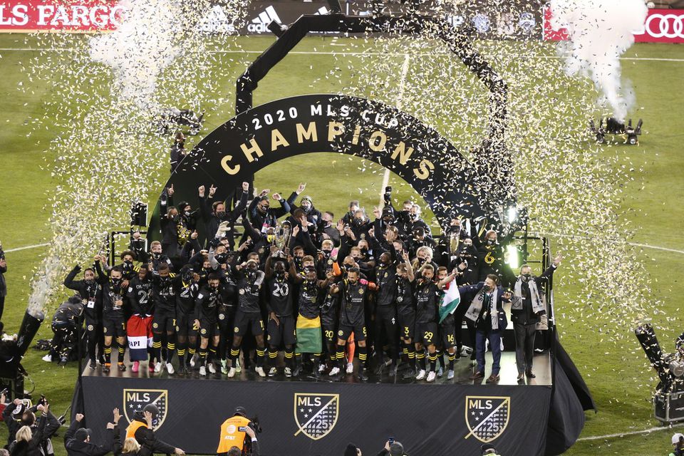 Hráči Columbus Crew oslavujú zisk majstrovského titulu v MLS