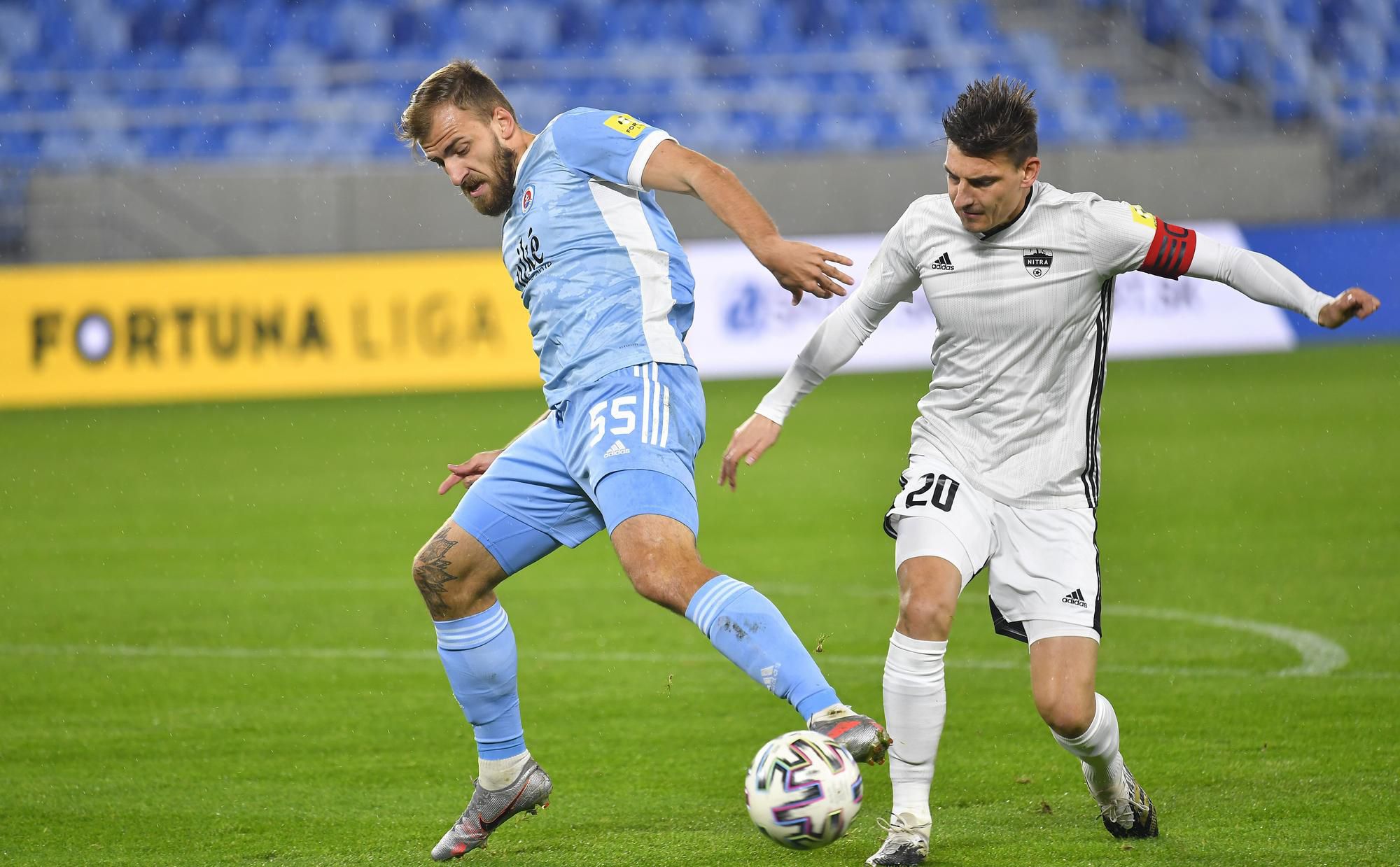 Žan Medved z ŠK Slovan Bratislava a Oliver Podhorin z FC Nitra