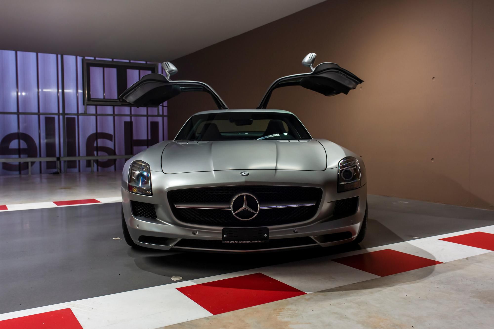 Mercedes-Benz SLS AMG 2010 - Toto auto pôsobilo v „efjednotke” v pozícii safety caru. Pochádza z dielne AMG, má 6,3-litrový motor V8 a ako bezpečnostné auto sme ho vídali v rokoch 2010 až 2012. Sebastian Vettel si ho kúpil ešte v časoch, keď pôsobil v Red Bulle a najazdil s ním 6 928 kilometrov.