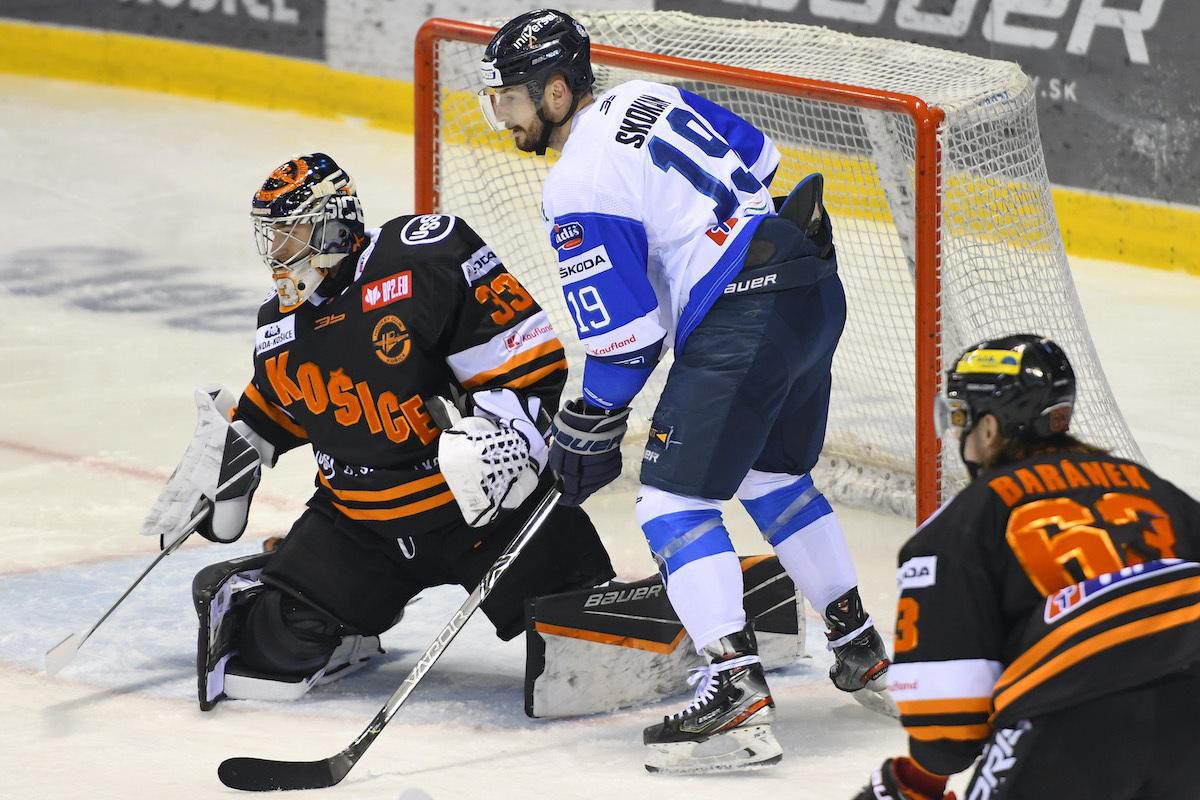 Dominik Riečický, vpravo Marek Baránek (HC Košice) a uprostred Dávid Skokan (HK Poprad).