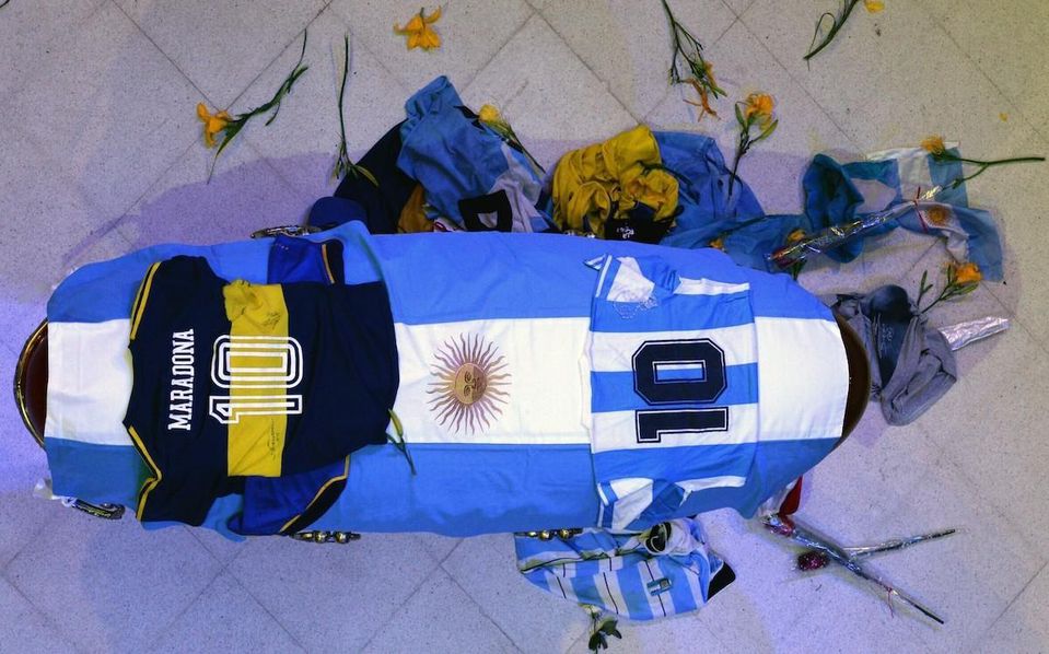 Na snímke rakva s telom zosnulého futbalistu Diegom Maradonom počas rozlúčky v prezidentskom paláci v argentínskom Buenos Aires
