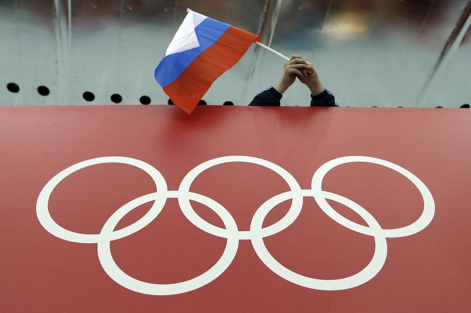 Ruská vlajka nad olympijskými kruhmi.