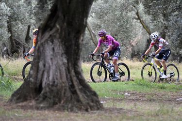 Giro: Peter Sagan si udržal cyklámenový dres, únik mu nevyšiel. Piata etapa s prekvapujúcim víťazom