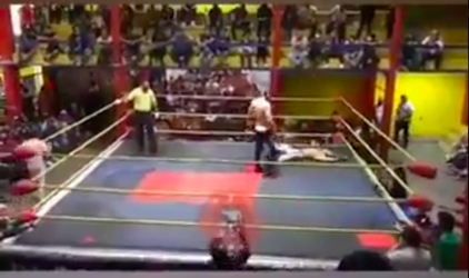 Mexický wrestler skolaboval priamo v ringu, prevoz do nemocnice už nezvládol