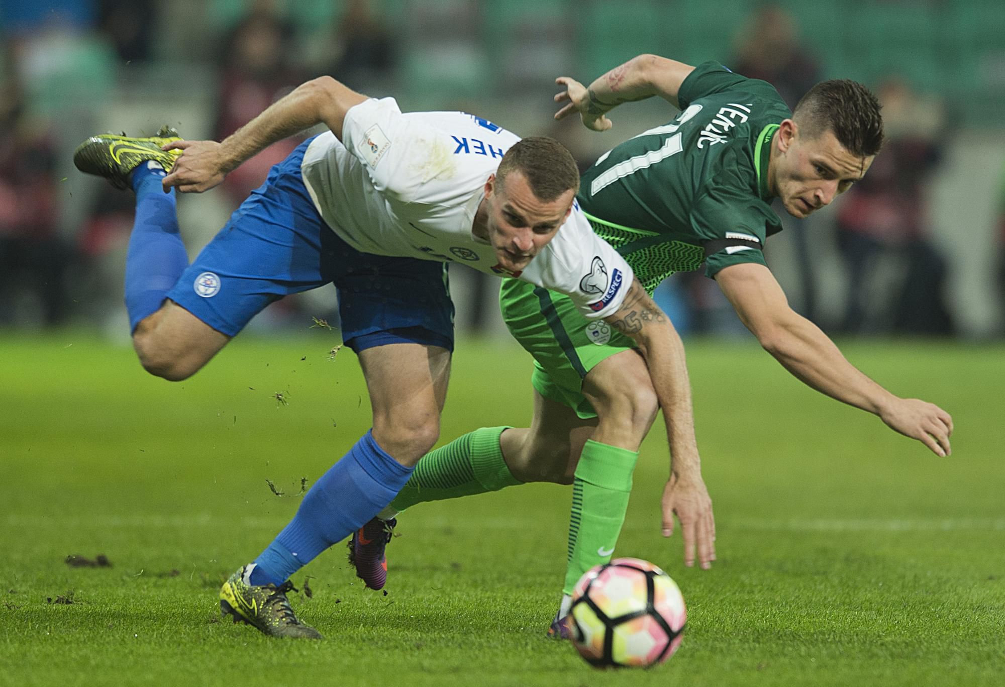 Lukáš Pauschek (vľavo) hral za Slovensko naposledy v októbri 2016 v Slovinsku.