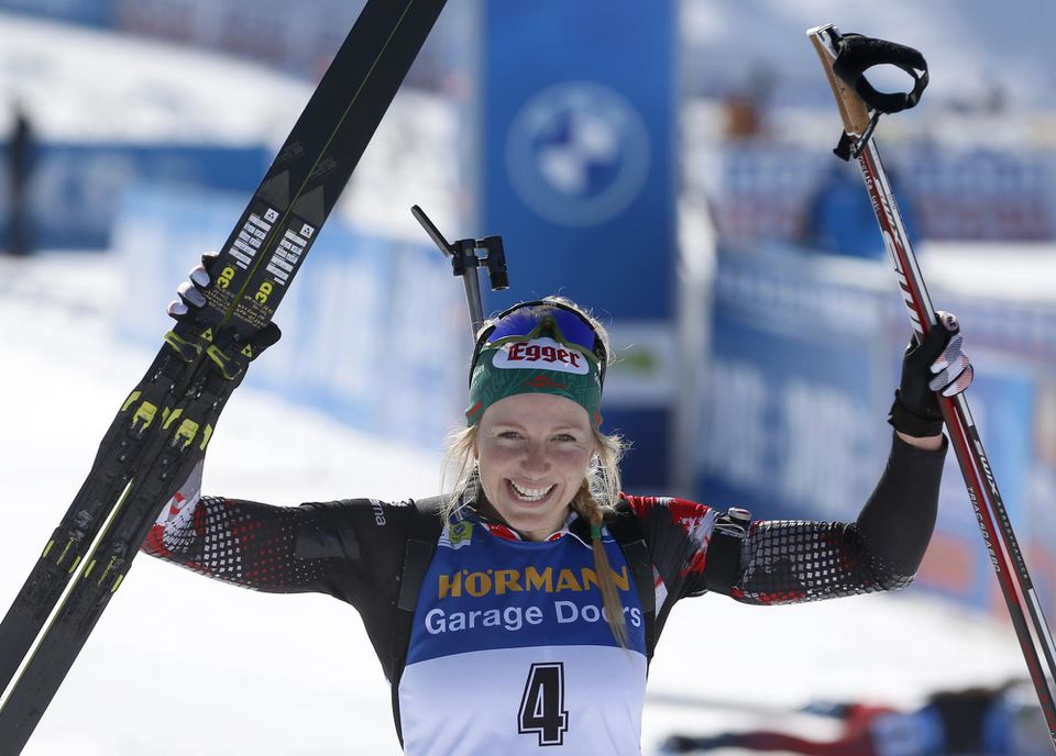 Lisa Theresa Hauserová sa raduje z víťazstva v pretekoch s hromadným štartom na MS v biatlone v Pokljuke