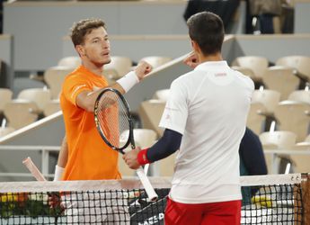 Roland Garros: Carreno Busta kritizuje Djokoviča: Keď prehráva, vždy si pýta ošetrenie