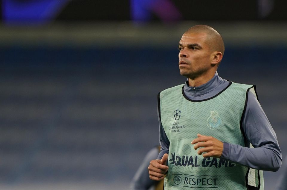 Pepe počas rozcvičky v drese FC Porto.