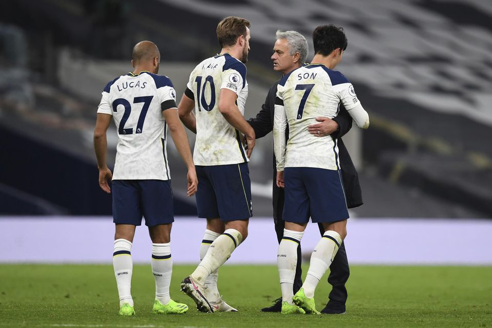 Hráči Tottenhamu a José Mourinho