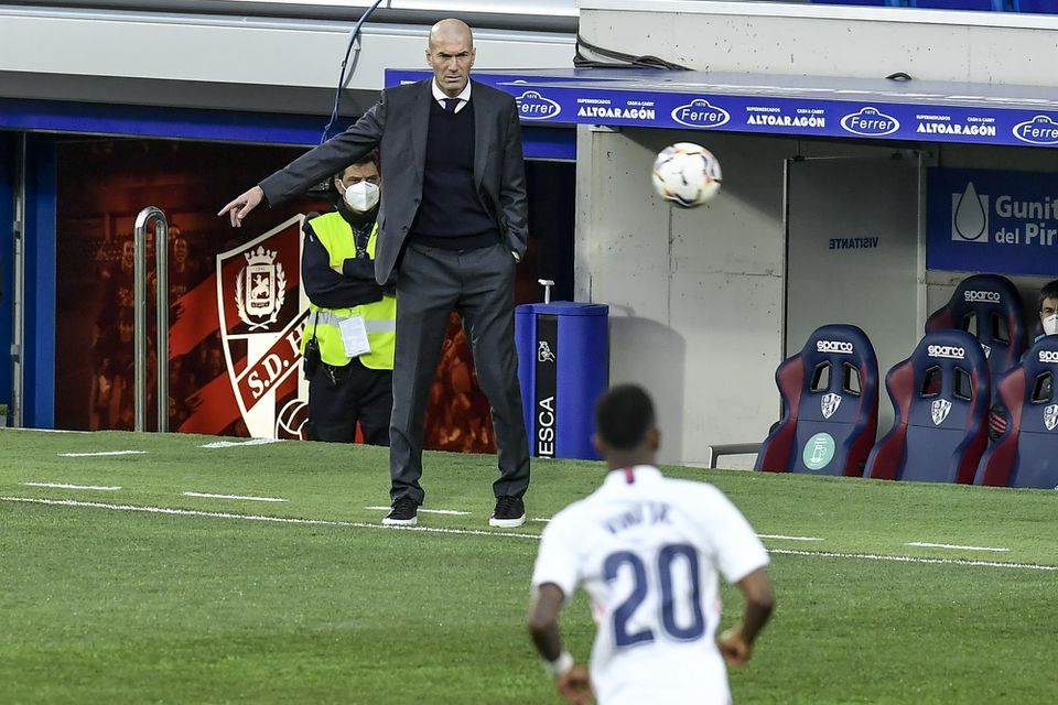 Zinedine Zidane počas zápasu Huesca - Real Madrid