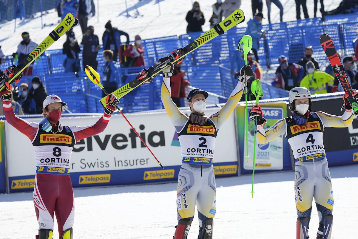 Víťazný nórsky lyžiar Sebastian Foss-Solevaag (uprostred) oslavuje s druhým Rakúšanom Adrianom Pertlom (vľavo) a tretím Nórom Henrikom Kristoffersenom.