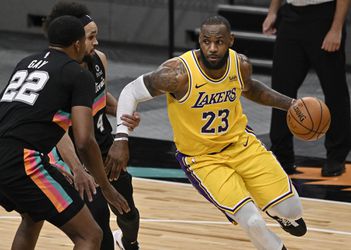 NBA: Lakers opät zdolali Spurs, hviezdili James a Davis