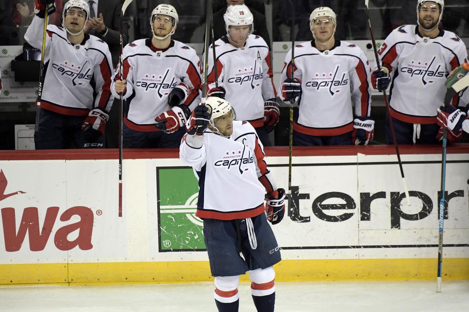 Alexander Ovečkin oslavuje svoj 700. gól v NHL