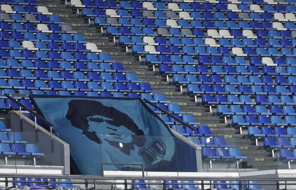 Vlajka s podobizňou Diega Mardonu na štadióne SSC Neapol